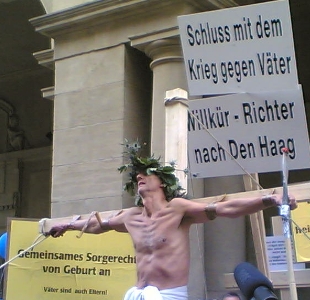 Mathieu Carrire am 17. Juni 2006 vor dem Bundesjustizministerium in Berlin - Foto: Amanita/Wikipedia