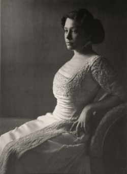 Tilla Durieux 1905 (Hinweis: Der Fotograf ist 1916 verstorben, das Bild gilt somit als gemeinfrei).