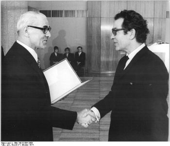 Willi Stoph und Benno Besson bei der Preisverleihung am 4. Oktober 1974 - Foto: Deutsches Bundesarchiv, Hubert Link