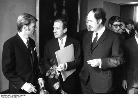 Helmut Griem (li.), Hans Lietzau (Mitte), Regisseur Johannes Schaaf (re.) - Foto: Deutsches Bundesarchiv